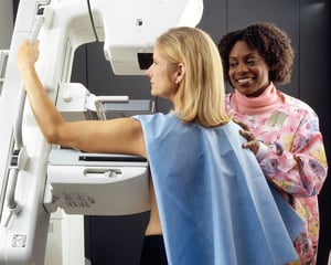 Woman_receives_mammogram_3-2